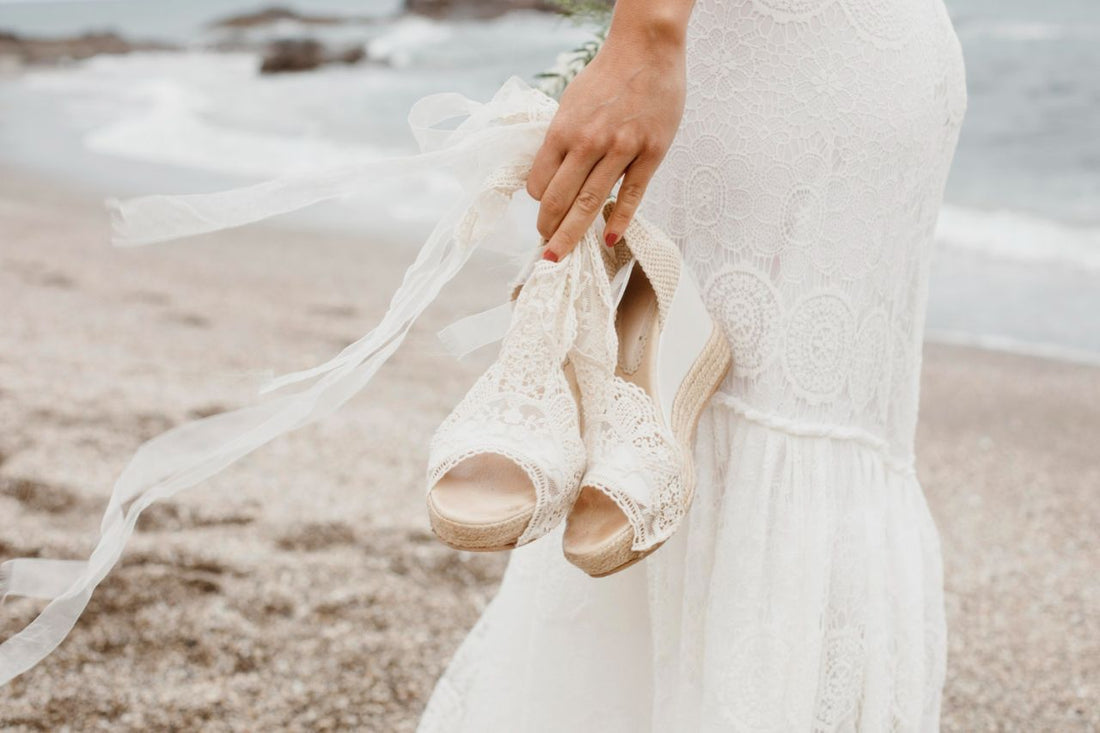How to Travel With a Wedding Dress for a Destination Wedding?
